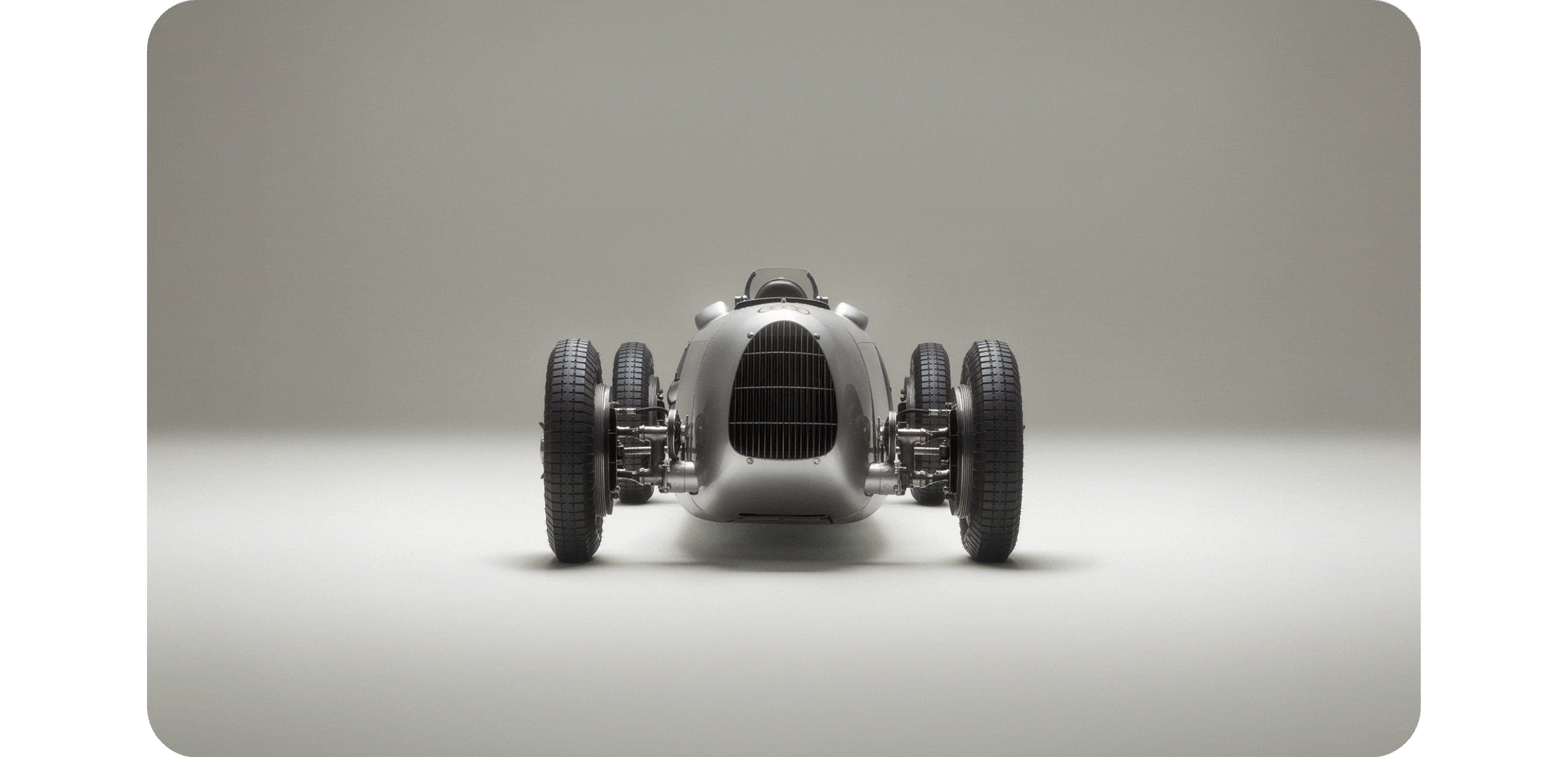 GIF-Animation mit einer Abfolge von Frontansichten historischer Audi Rennfahrzeuge und dem neuen Audi R26.