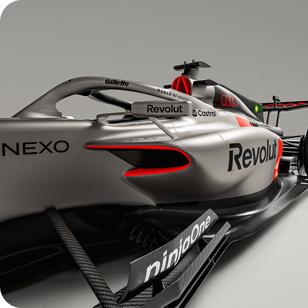 Detailansicht des Audi R26 von schräg vorne. Im Fokus: der markante Lufteinlass auf der linken Fahrzeugseite.