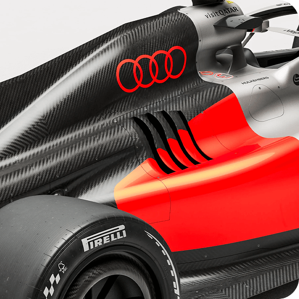 Detailansicht des Audi R26 von schräg hinten. Im Fokus: die Airbox in Schwarz und Silber mit roten Audi Ringen.