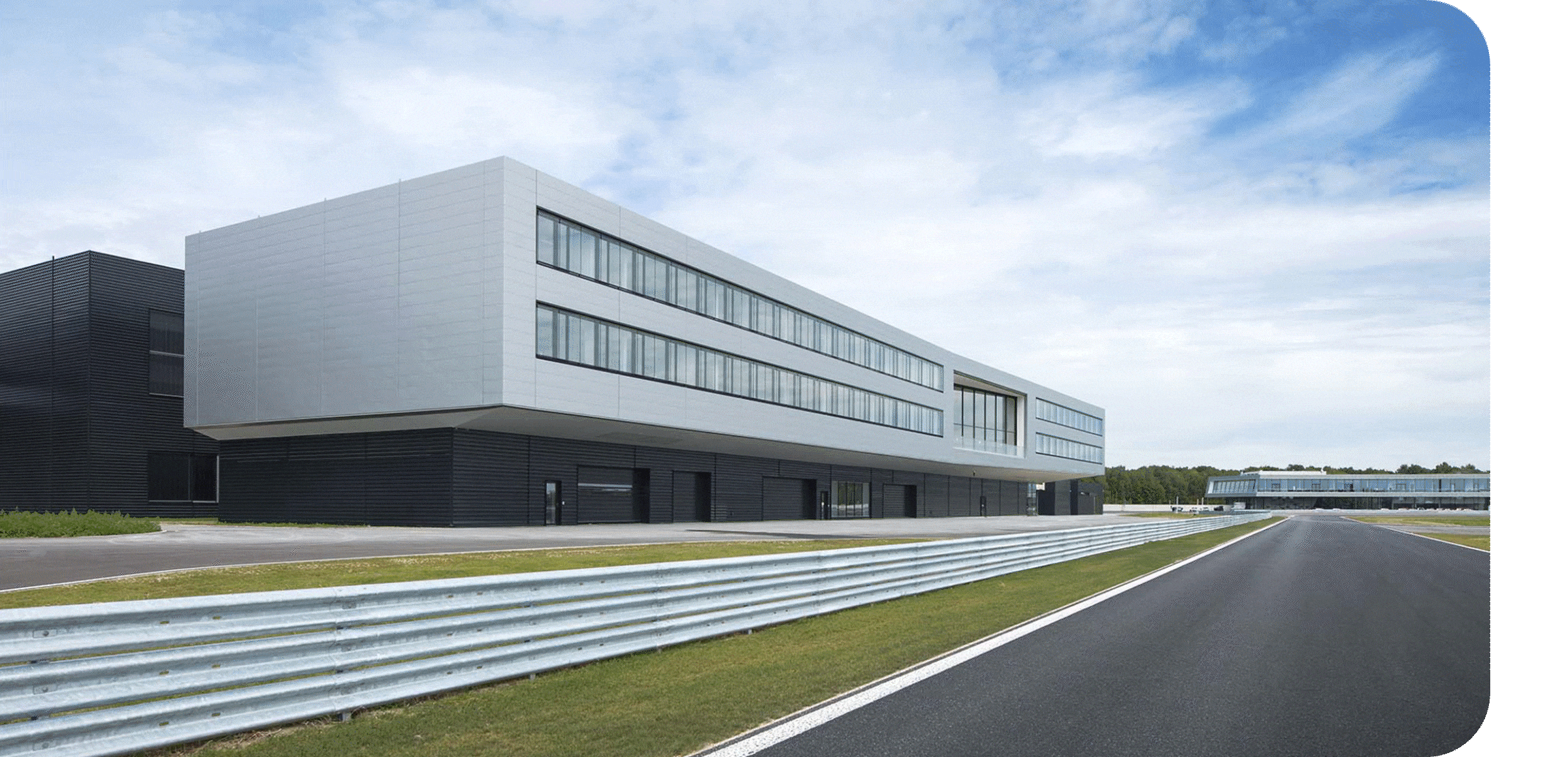 GIF-Animation mit einer Abfolge der drei Standorte des Audi Revolut F1 Teams: Neuburg, Hinwil und Bicester.